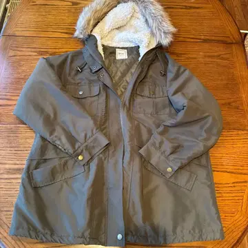 올리브 퍼 달린 모즈 코트