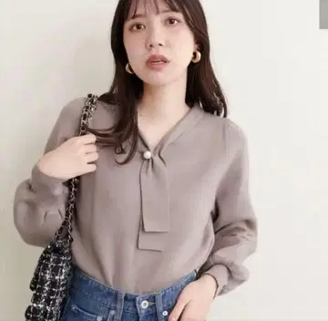 새상품급* 배색 펄 장식 보타이 니트 모카 내추럴 꾸뛰르