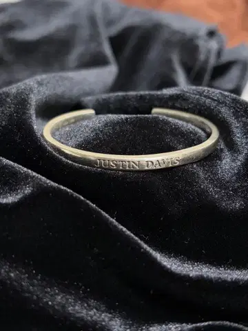 저스틴 데이비스 팔찌 DIGNITY