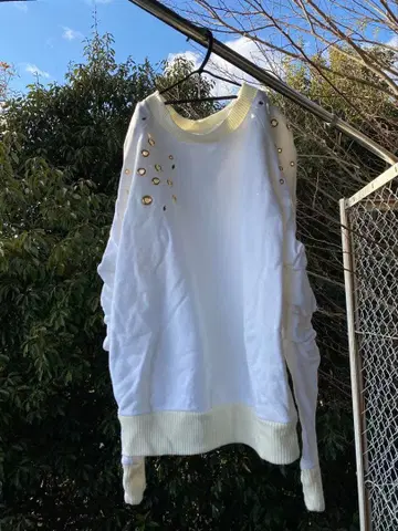 마르코 마나카 화이트 펀칭 골드 맨투맨 USED