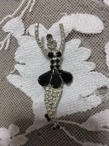 1점 모노 발레리나형 브로치 큐빅 빈티지 액세서리 모노톤