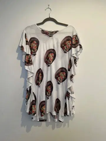 아차츄무 플라워 페이스 티셔츠