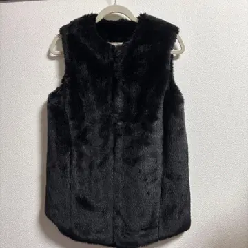 KIFFE 블랙 인조 모피 베스트