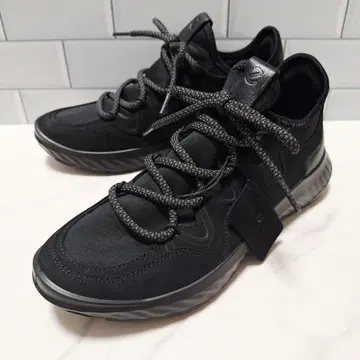 [ 새상품 ] ecco 에코 스니커즈 23 ST.1 경량 올 블랙