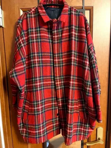 빨간색 체크 무늬 버튼 달린 하프 코트