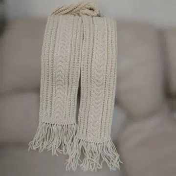 크림색 니트 머플러