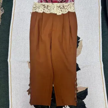 룰레 로제트 브라운 레이스와 리본이 달린 팬츠