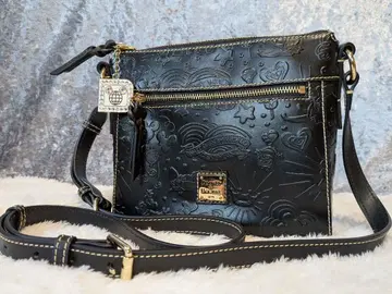 새상품급 DOONEY&BOURKE 디즈니 콜라보 가죽 숄더백 블랙