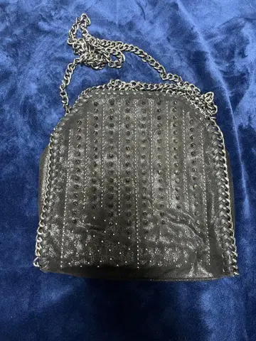 스터드 장식 블랙 숄더백