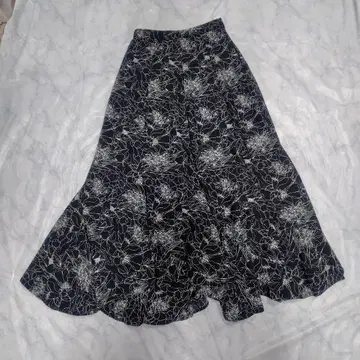 머메이드 스커트 꽃무늬 블랙 계열 프릴 스커트 안감 부착