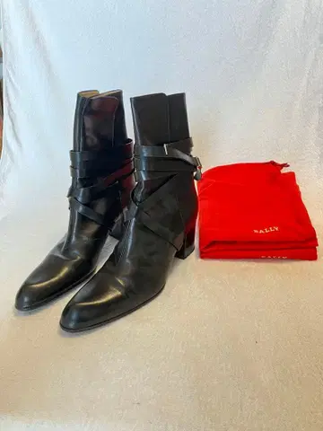 BALLY 블랙 가죽 부츠