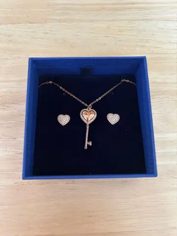 Swarovski 하트형 귀걸이와 열쇠 목걸이 세트