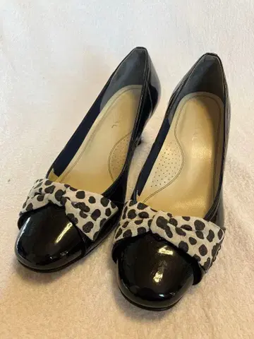 REGAL 리본 포함 레오파드 무늬 펌프스