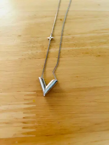 V자형 실버 펜던트 목걸이