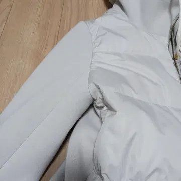 후드 부착 라이트 그레이 다운 자켓