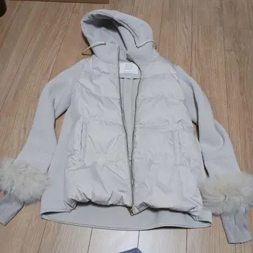 후드 부착 라이트 그레이 다운 자켓