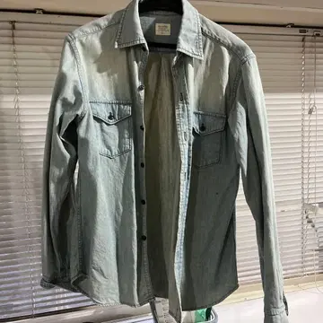 연한 데님 컬러 긴팔 셔츠