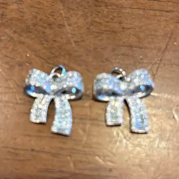 스톤이 달린 리본 모양 귀걸이 참