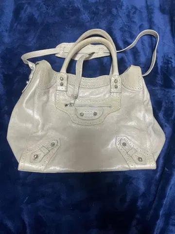 라이트 그레이 가죽 핸드백 스터드 장식