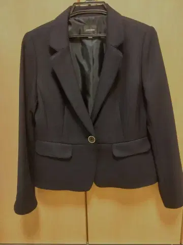 다크 네이비 테일러드 자켓과 스커트 외 3종 세트