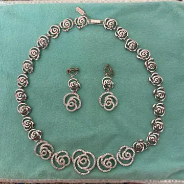 실버 컬러 로즈 목걸이와 귀찌 세트