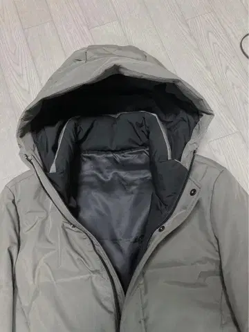 뛰어난 보온성 후드 부착 그레이 다운 자켓