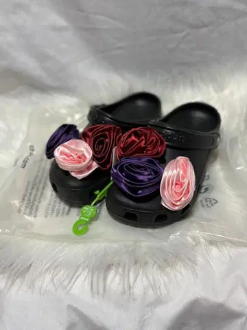 새상품 CROCS CLASSIC ROSETTE 크로그