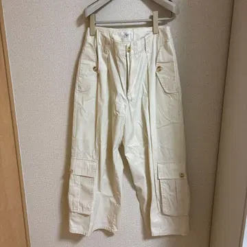 화이트 카고 팬츠 슬릿 밑단 캄파 퍼 우드