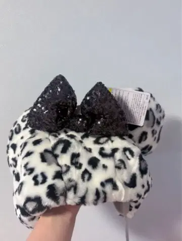 레오파드 무늬 퍼 스팽글 리본 팬캡