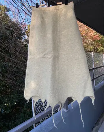 츠모리치사토 울 혼방 크림색 롱 스커트