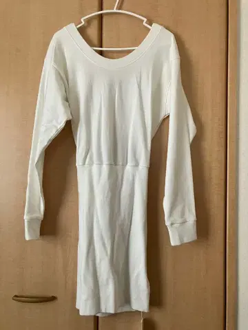 GYDA 백 레이스업 맨투맨 원피스 화이트