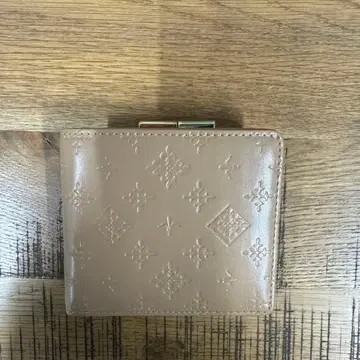 Daily russet 엠보싱 가공 베이지 접이식 지갑