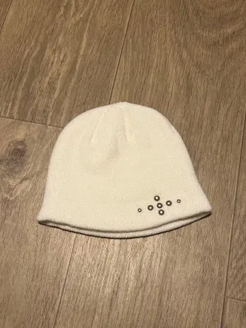 화이트 아크릴 니트 모자 비즈 장식