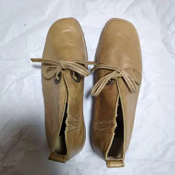 베이지 가죽 처카 부츠