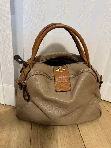 베이지 가죽 핸드백