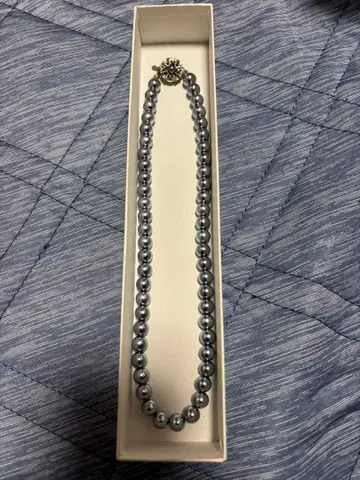 그레이 진주 목걸이