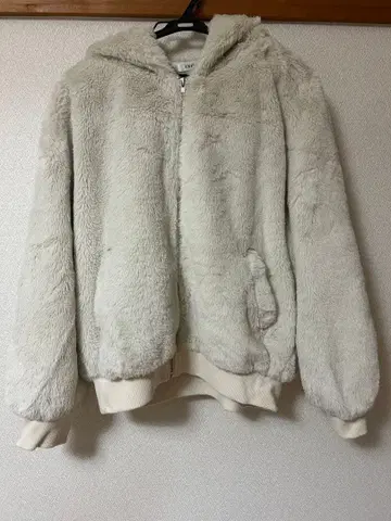 후드 부착 보아 자켓 화이트