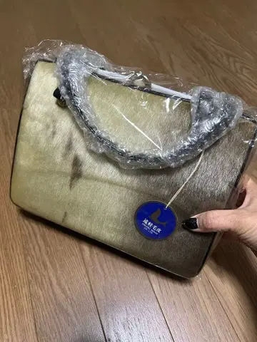 골드 퍼 핸드백 미사용