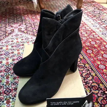 블랙 스웨이드 부티 중간 힐