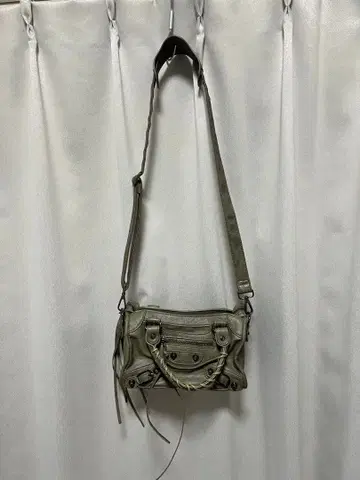 올리브 그린 숄더백