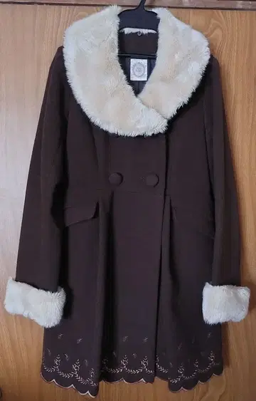 AnkRouge 브라운 밑단 자수 탈부착 퍼 롱 코트