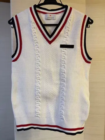 준앤로페 V넥 베스트 화이트