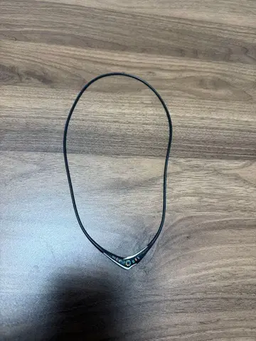 로고 디자인 목걸이 블랙 컬러풀 문자