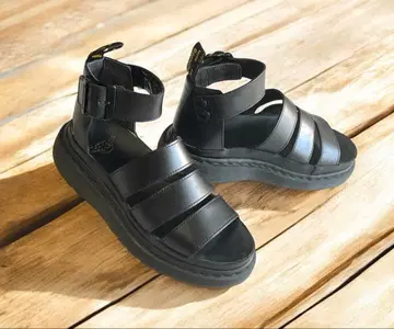 블랙 스트랩 샌들 바운싱 밑창