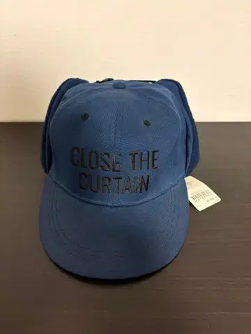 귀도리 달린 캡 CLOSE THE CURTAIN