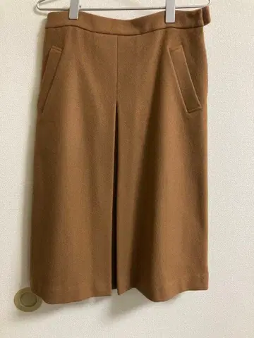 애로우즈의 카멜색 스커트