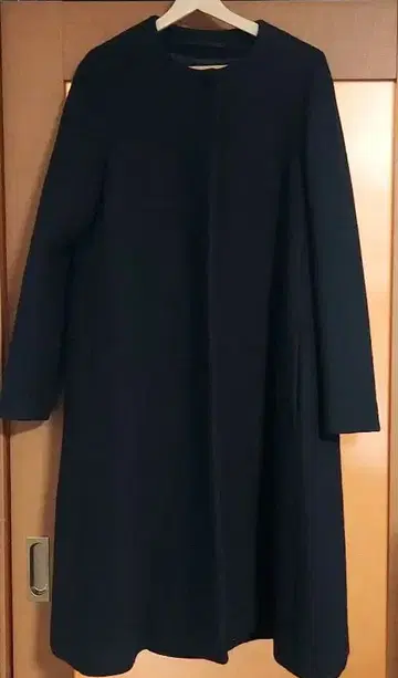 ATON 블랙 롱 코트 노카라