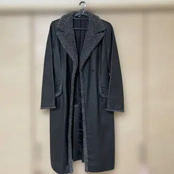 카라 부착 블랙 롱 코트