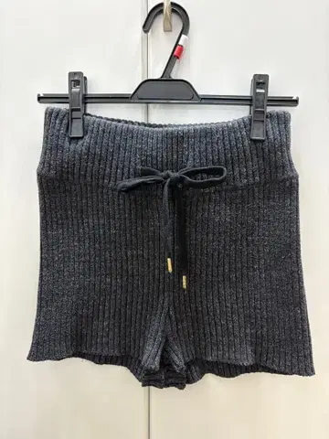 Juemi 주에미 니트 숏팬츠 블랙
