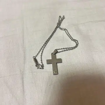 EMPORIO ARMANI 크로스 목걸이 실버
